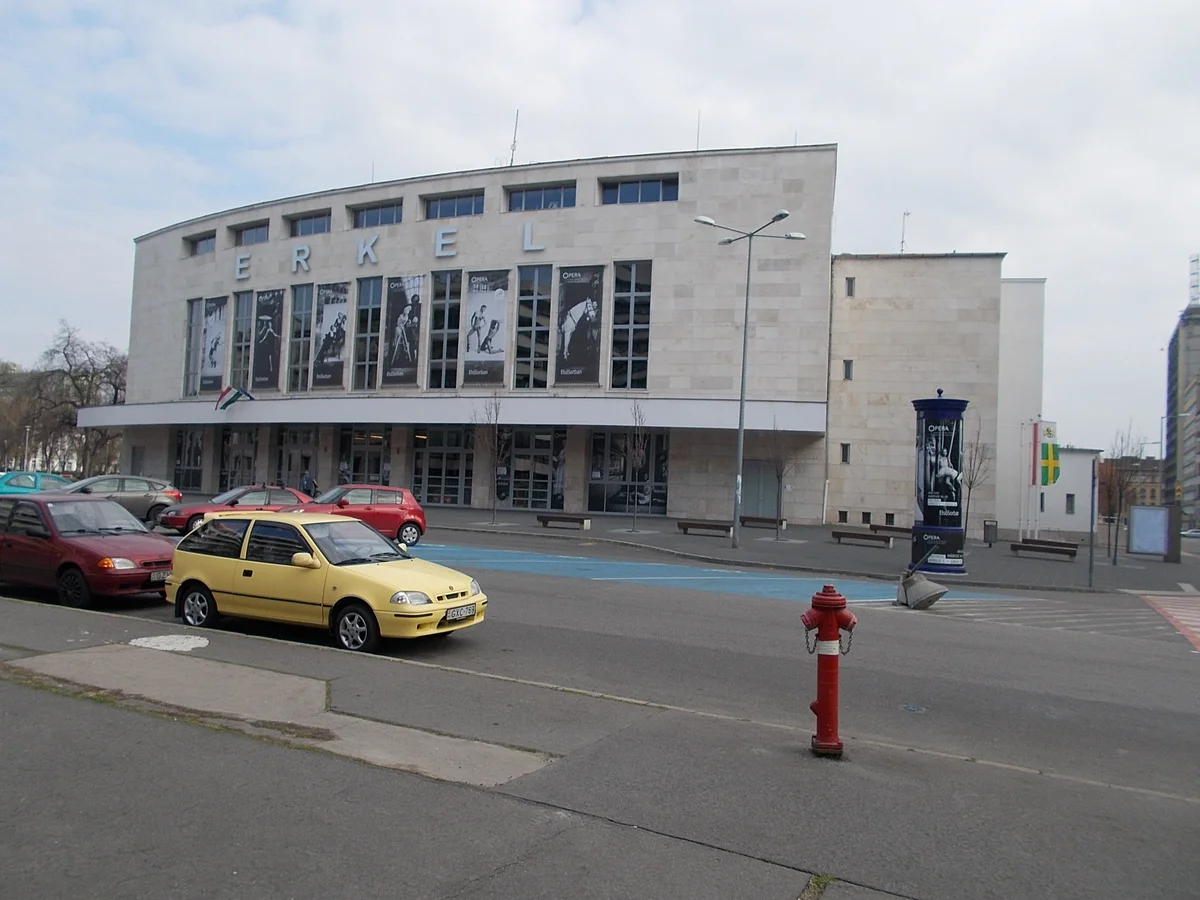 Erkel Theatre façade in Józsefváros, 2016, photograph by Globetrotter19