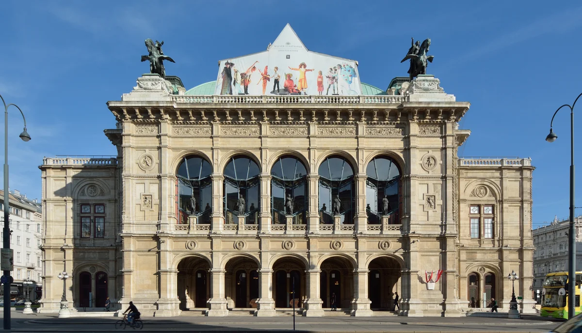 The façade of the Vienna State Opera on the Ringstraße.